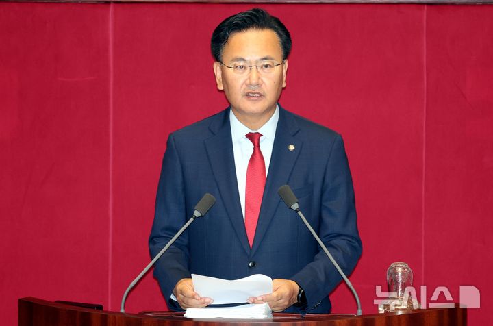 [서울=뉴시스] 조성봉 기자 = 유상범 국민의힘 의원이 27일 오후 서울 여의도 국회에서 열린 본회의에서 국회법 일부개정법률안(위원회안)에 대한 반대 무제한토론을 하고 있다. 2025.09.27. suncho21@newsis.com