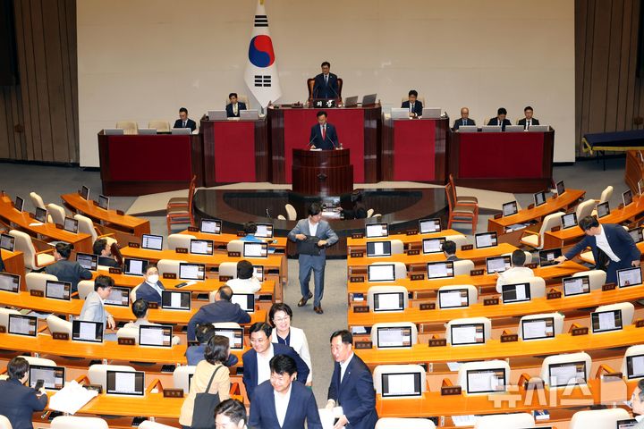 [서울=뉴시스] 조성봉 기자 = 유상범 국민의힘 의원이 27일 오후 서울 여의도 국회에서 열린 본회의에서 국회법 일부개정법률안(위원회안)에 대한 반대 무제한토론을 시작하자 민주당 의원들이 회의장을 떠나고 있다.. 2025.09.27. suncho21@newsis.com