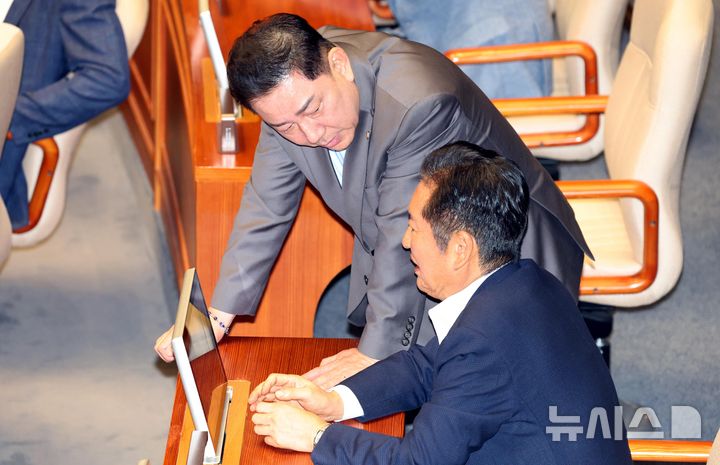 [서울=뉴시스] 조성봉 기자 = 정청래 더불어민주당 대표와 김병기 원내대표가 27일 오후 서울 여의도 국회에서 열린 본회의에서 대화를 하고 있다. 2025.09.27. suncho21@newsis.com