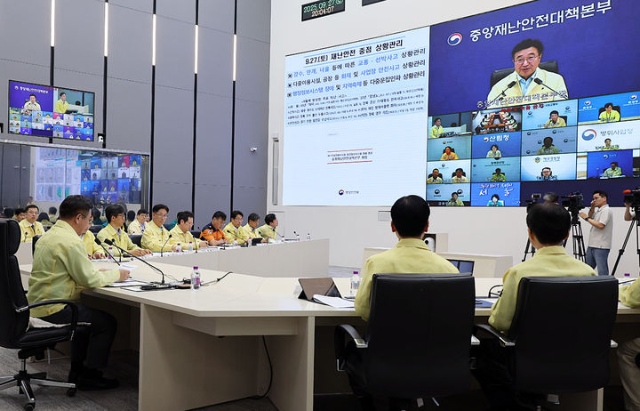 [세종=뉴시스] 강종민 기자 = 윤호중 중앙재난안전대책본부장(행정안전부 장관)이 27일 정부세종청사 중앙재난안전상황실에서 열린 국가정보자원관리원 화재 관련 중대본 회의에서 모두 발언을 하고 있다. (사진=행안부 제공) 2025.09.27. photo@newsis.com *재판매 및 DB 금지