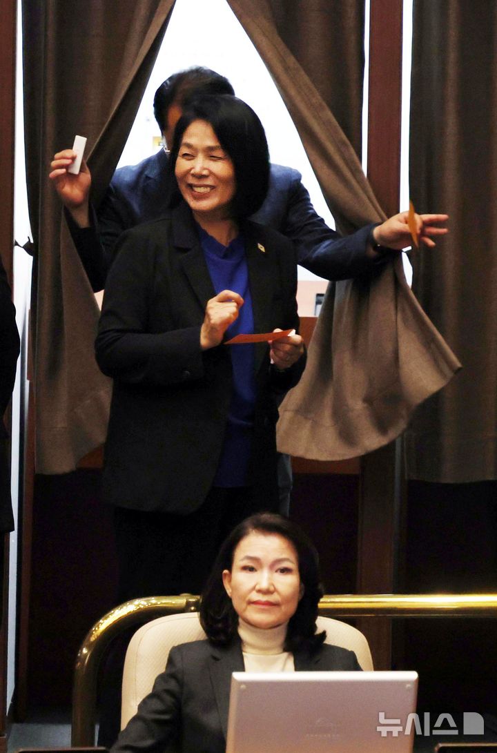 [서울=뉴시스] 조성봉 기자 = 최민희 국회 과학기술정보통신위원장이 27일 오후 서울 여의도 국회에서 열린 본회의에서 방송미디어통신위원회의 설치 및 운영에 관한 법률안(대안)에 대한 무제한토론 종결동의의 건 기표를 마치고 밖으로 나서며 이진숙 방송통신위원장으로 지나가고 있다.2025.09.27. suncho21@newsis.com