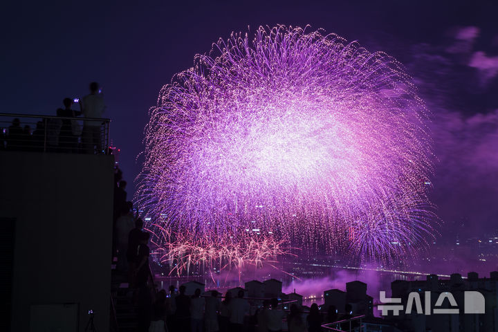 [서울=뉴시스] 김근수 기자 = 27일 오후 서울 여의도 한강공원 일원에서 2025 서울세계불꽃축제가 열리고 있다. 2025.09.27. ks@newsis.com