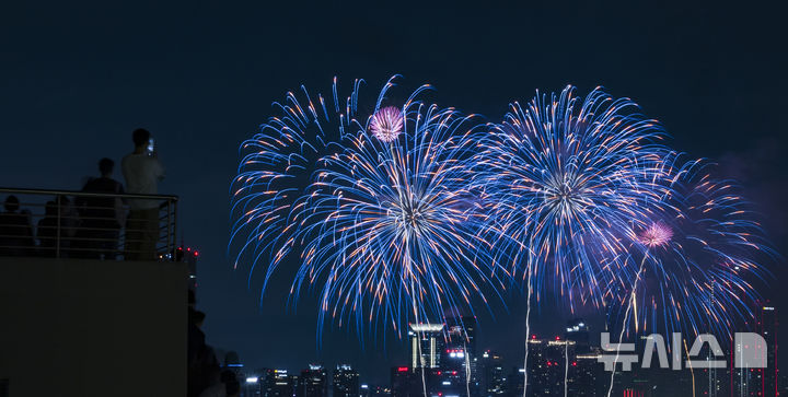 [서울=뉴시스] 김근수 기자 = 27일 오후 서울 여의도 한강공원 일원에서 2025 서울세계불꽃축제가 열리고 있다. 2025.09.27. ks@newsis.com