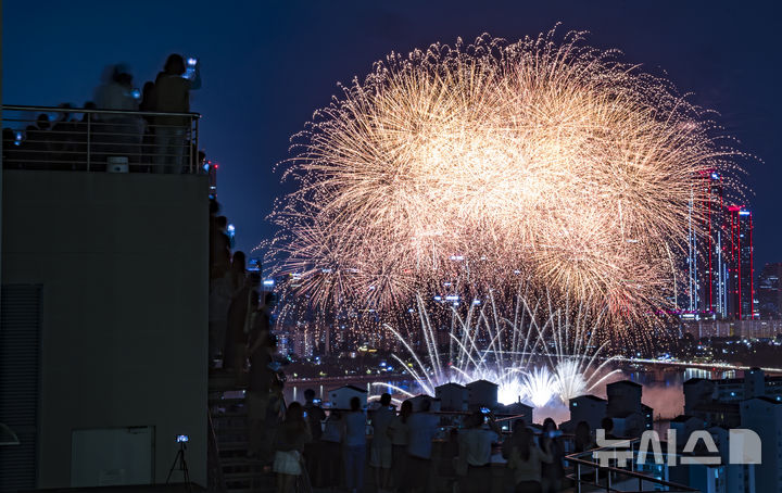 [서울=뉴시스] 김근수 기자 = 지난 27일 오후 서울 여의도 한강공원 일원에서 2025 서울세계불꽃축제가 열리고 있다. 2025.09.27. ks@newsis.com