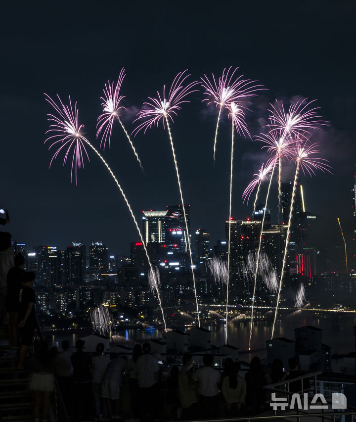 [서울=뉴시스] 김근수 기자 = 27일 오후 서울 여의도 한강공원 일원에서 2025 서울세계불꽃축제가 열리고 있다. 2025.09.27. ks@newsis.com