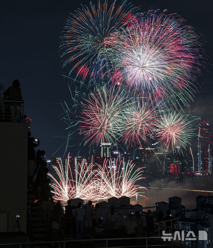 [서울=뉴시스] 김근수 기자 = 27일 오후 서울 여의도 한강공원 일원에서 2025 서울세계불꽃축제가 열리고 있다. 2025.09.27. ks@newsis.com