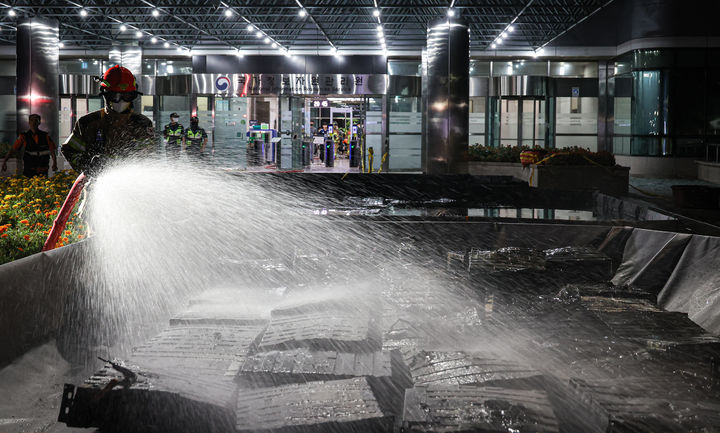 [대전=뉴시스] 강종민 기자 = 화재가 발생한 대전 유성구 국가정보자원관리원에서 27일 소방대원이 불에 탄 리튬이온 배터리가 담긴 소화수조에 물을 뿌리고 있다. (사진=총리실sns) 2025.09.27. photo@newsis.com *재판매 및 DB 금지