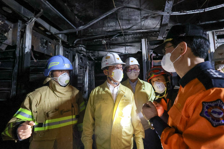 [대전=뉴시스] 강종민 기자 = 김민석 국무총리가 27일 화재가 발생한 대전 유성구 국가정보자원관리원을 찾아 현장상황을 점검하고 있다. (사진=총리실sns) 2025.09.27. photo@newsis.com *재판매 및 DB 금지