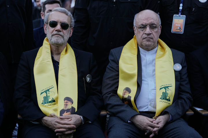[베이루트(레바논)=AP/뉴시스] 레바논 수도 베이루트 방문한 이란 최고안보위 알리 라리자니 사무총장(왼쪽)이 베이루트의 전 헤즈볼라 지도자 사이예드 하산 나스랄라의 묘지에서 열린 추모행사에 레바논 주재 이란대사 모즈타바 아마니와 나란히 앉아 있다. 2025. 09.29. 