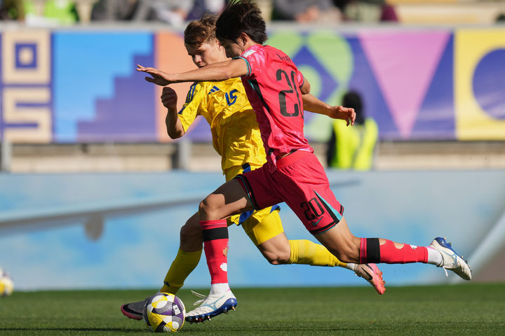 [발파라이소=AP/뉴시스] 신민하가 27일(현지 시간) 칠레 발파라이소의 엘리아스 피게로아 브란데르 스타디움에서 열린 2025 국제축구연맹(FIFA) 20세 이하(U20) 월드컵 조별리그 B조 1차전 우크라이나와 경기 중 공을 다투고 있다. 이창원 감독이 이끄는 한국이 1-2로 패해 1패를 기록했다. 2025.09.28.