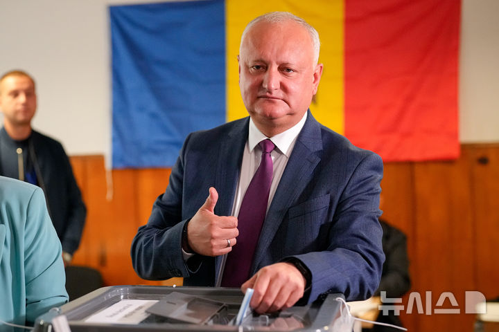 [AP/뉴시스] 친 러시아 야당 세력을 대표하는 이고르 도동 전 대통령이 추표 후 엄지를 들어보이고 있다