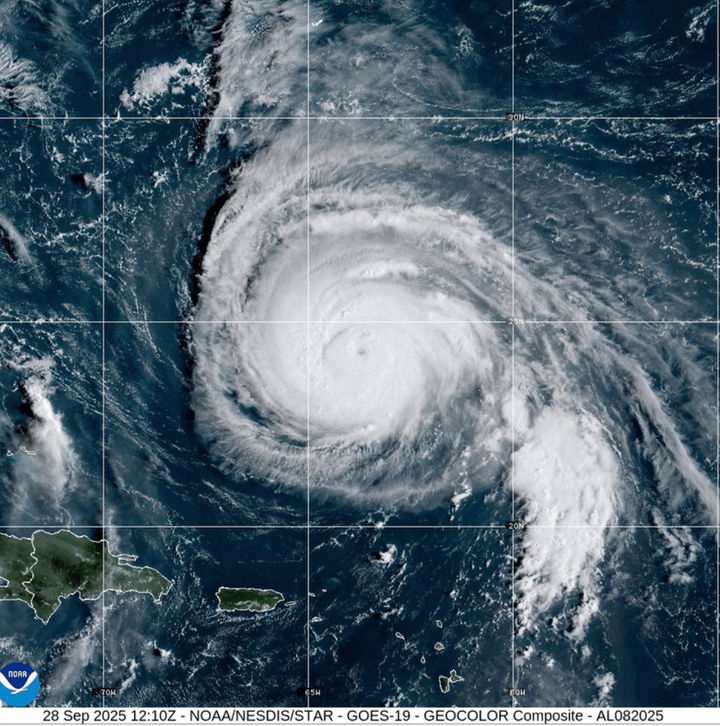 [AP/뉴시스] 9월 28일 미 해양대기청(NOAA)이 발표한 허리케인 움베르토의 위성사진. 미 대륙 동부 대서양에서 발달한 움베르토와 허리케인 이멜다는 9월 29일 이후 주초에 미 동부 해안에 상륙할 것으로 예보되었다. 2025. 09.29. 