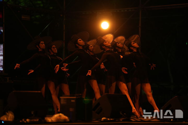 [안양=뉴시스]개막식에 참석한 윤별 발레 컴퍼니가 무대를 화려하게 장식하는 등 춤의 진목을 보여주고 있다.(사진=안양시 제공).2025.09.27. photo@newsis.com