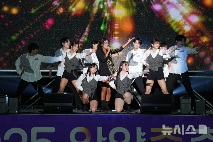 [안양=뉴시스] 가수 박혜신이 지역 춤 동아리 등과 축제의 개막식을 이끌고 있다.(사진=안양시 제공),2025.09.27. photo@newsis.com