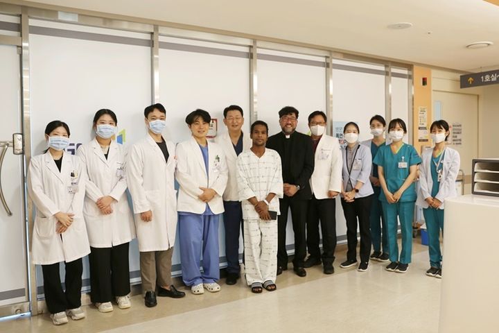 [창원=뉴시스]창원경상국립대병원, 동티모르 이주민 노동자 척추 수술 지원.(사진=창원경상대병원 제공) 2025.09.28.photo@newsis.com *재판매 및 DB 금지