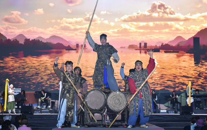 지난 26일 제50회 정선 아리랑제 개막 공연 '아리랑대합창'이 장엄하게 펼쳐지고 있다.(사진=정선군 제공) *재판매 및 DB 금지