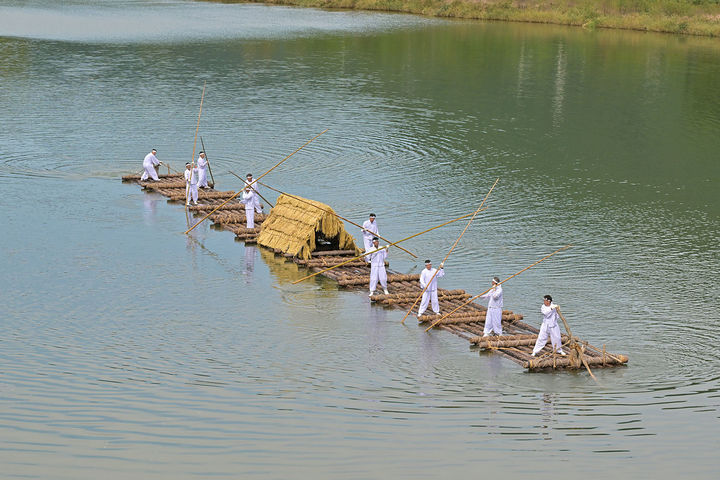 제50회 정선아리랑제를 맞아 지난 27일 뗏목 시연이 펼쳐지고 있다.(사진=정선군 제공) *재판매 및 DB 금지