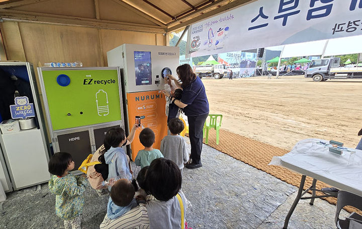 정선군은 제50회 정선아리랑제가 개최되고 있는 축제장 본부석에 다회용기 도입을 통해 친환경 축제로 거듭나고 있다.(사진=정선군 제공) *재판매 및 DB 금지