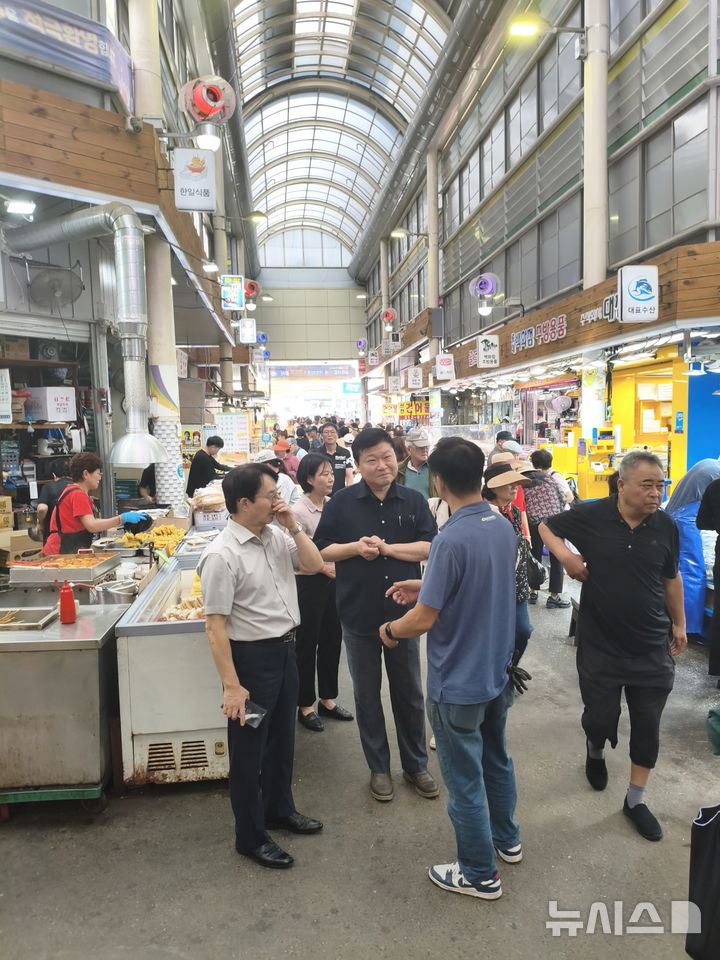 [시흥=뉴시스] 삼미시장을 방문한 박승삼 부시장이 상인들과 이야기를 나누고 있다. (사진=시흥시 제공).2025.09.28. photo@newsis.com