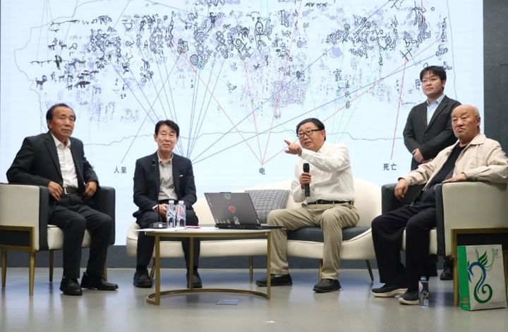 [울산=뉴시스] 구미현 기자 = 지난 25일 중국 내몽골 홍덕문리학원(鴻德文理學院)에서 한국과 중국 암각화 연구자들이 참석한 가운데 '한중 암화 고고학 심포지엄(학술대회)'이 열렸다. 사진은 천전리 암각화 도상을 설명하고 있는 조우유슈(周玉樹) 홍덕문리학원 학장 (사진=홍덕문리학원 홈페이지 갈무리) 2025.09.28. photo@newsis.com *재판매 및 DB 금지