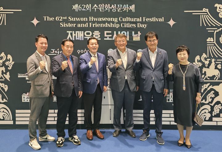  [예천=뉴시스] 예천군 대표단이 우호 협력 강화를 위해 수원특례시를 찾아 관계자들과 기념사진을 찍고 있다. (사진=예천군 제공) 2025.09.28. photo@newsis.com *재판매 및 DB 금지