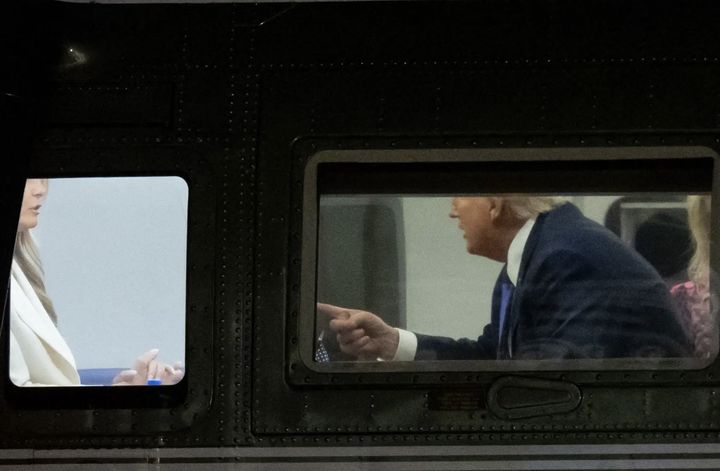 [서울=뉴시스] 도널드 트럼프 미국 대통령과 부인 멜라니아 여사가 유엔 총회 참석을 마치고 귀국길 헬기에서 언쟁을 벌이는 듯한 모습이 포착됐다. (사진 = 피플 캡처) 2025.09.28. *재판매 및 DB 금지