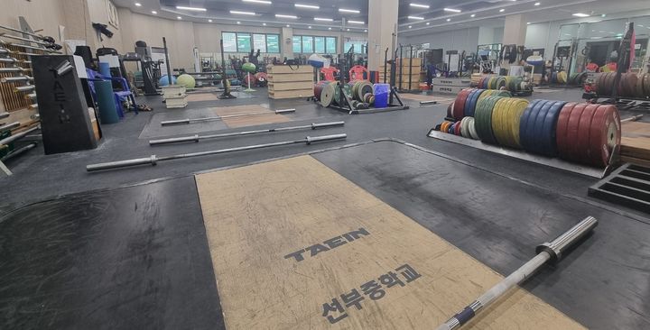 [안산=뉴시스]선부중 역도훈련장.(사진=안산교육지원청 제공)2025.09.28.photo@newsis.com *재판매 및 DB 금지