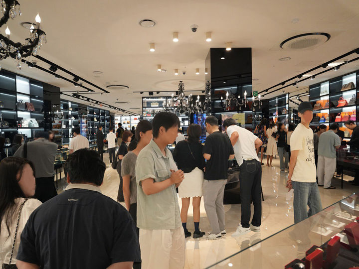 추석 명절을 앞두고 캉카스백화점 매장이 고객들로 북적이고 있다. *재판매 및 DB 금지