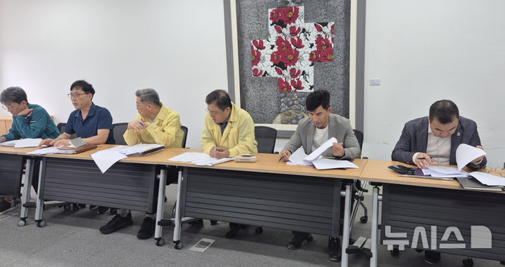 [창원=뉴시스]경남도 박명균(가운데) 행정부지사가 28일 오전 도청 회의실에서 정부24 서비스 중단 대응에 따른 대처 방안 논의를 위한 실국본부장회의를 주재하고 있다.(사진=경남도 제공) 2025.09.28. photo@newsis.com