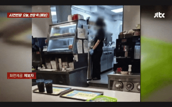 [뉴시스] 부산의 한 햄버거 가게 직원이 쓰레기를 버리는 모습. (영상=JTBC 사건반장) 2025.9.28 *재판매 및 DB 금지