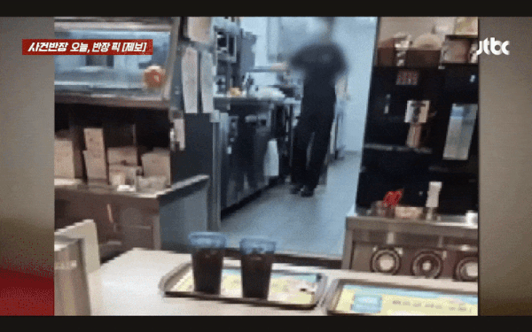 [뉴시스] 부산의 한 햄버거 가게 직원이 쓰레기를 버렸던 장갑을 그대로 낀 채 다시 햄버거를 만드는 모습. (영상=JTBC 사건반장) 2025.9.28 *재판매 및 DB 금지