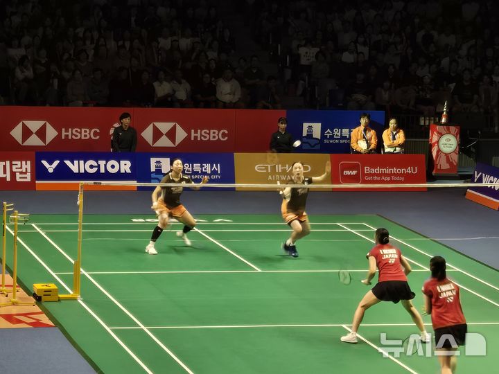 [수원=뉴시스] 하근수 기자= 2025 세계배드민턴연맹(BWF) 월드 투어 슈퍼 500 코리아오픈 여자복식을 제패한 김혜정(오른쪽)-공희용 조. 2025.09.28. hatriker22@newsis.com