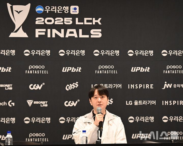 [인천=뉴시스] 윤정민 기자 = 최인규 한화생명e스포츠 감독이 28일 오후 인천 중구 인스파이어 아레나에서 열린 리그 오브 레전드(LoL) e스포츠 한국 프로 리그 'LoL 챔피언스 코리아(LCK)' 결승전 브리핑에서 기자 질문에 답하고 있다. 2025.09.28. alpaca@newsis.com