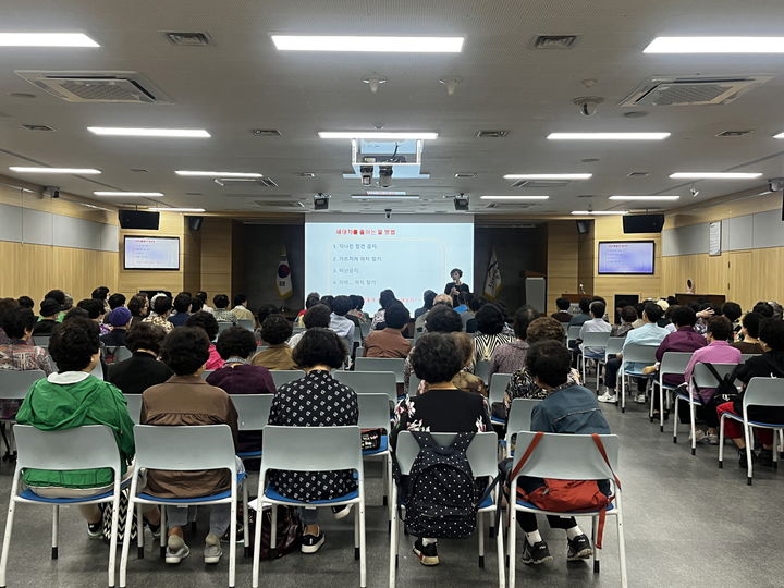 [대구=뉴시스] 대구시 수성구는 조부모 특별 교육 '음악으로 잇는 세대 다리'를 개최했다. (사진 = 대구시 수성구 제공) 2025.09.28. photo@newsis.com *재판매 및 DB 금지