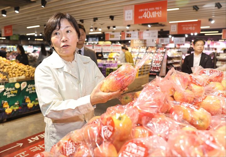[서울=뉴시스] 송미령 농림축산식품부 장관은 28일 킴스클럽 강남점을 찾아 농축산물 수급과 가격 동향을 점검했다. (사진 = 농식품부 제공) 2025.09.28.