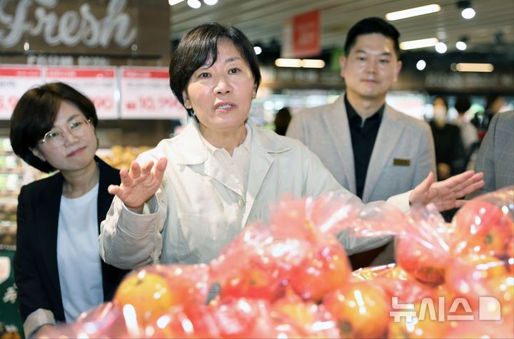 [서울=뉴시스] 송미령 농림축산식품부 장관은 28일 킴스클럽 강남점을 찾아 농축산물 수급과 가격 동향을 점검했다. (사진 = 농식품부 제공) 2025.09.28.