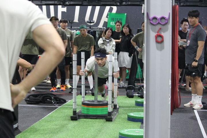 [천안=뉴시스] 배틀크루 마지막 예선전에 참가한 한 크루원이 지난 9월28일 충남 천안 크로스핏루프탑 한들점에서 슬레드 밀기를 하고 있다. (사진=뉴시스 DB). photo@newsis.com *재판매 및 DB 금지