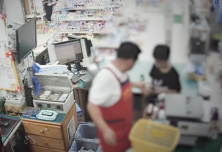 [서울=뉴시스] 종로구 동묘 완구거리에서 초등학생 동생을 놓친 형이 시민과 경찰의 도움으로 무사히 동생과 재회했다. 사진은 완구점의 직원이 아이를 대신해 경찰에 신고하는 모습. (사진 = '서울경찰' 유튜브 캡처) 2025.09.2.8. *재판매 및 DB 금지