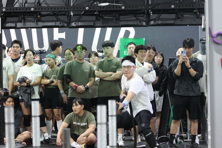 [천안=뉴시스] 최영민 기자=배틀크루 마지막 예선전에 참가한 한 크루원이 28일 충남 천안 크로스핏루프탑 한들점에서 슬레드 밧줄 당기기를 하고 있다. 2025.09.28. ymchoi@newsis.com. *재판매 및 DB 금지