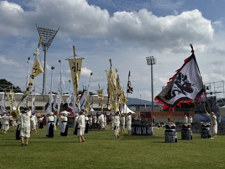 [대전=뉴시스] 조명휘 기자 = 대전 대덕구 '계족산 무제' 팀이 충북 영동군에서 열린 제66회 한국민속예술제에 참가해 공연하고 있다. (사진= 대덕구 제공) 2025.09.28. photo@newsis.com  *재판매 및 DB 금지