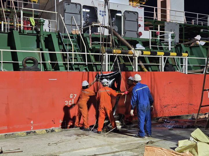 [서귀포=뉴시스] 지난 27일 오후 제주 서귀포시 화순항 내 정박 중이던 유조선 A호(4387t)에서 액상 아스팔트 일부가 바다로 유출되는 사고가 발생한 가운데 해경과 선사 측이 방제 작업을 하고 있다. (사진=서귀포해양경찰서 제공) 2025.09.28. photo@newsis.com *재판매 및 DB 금지