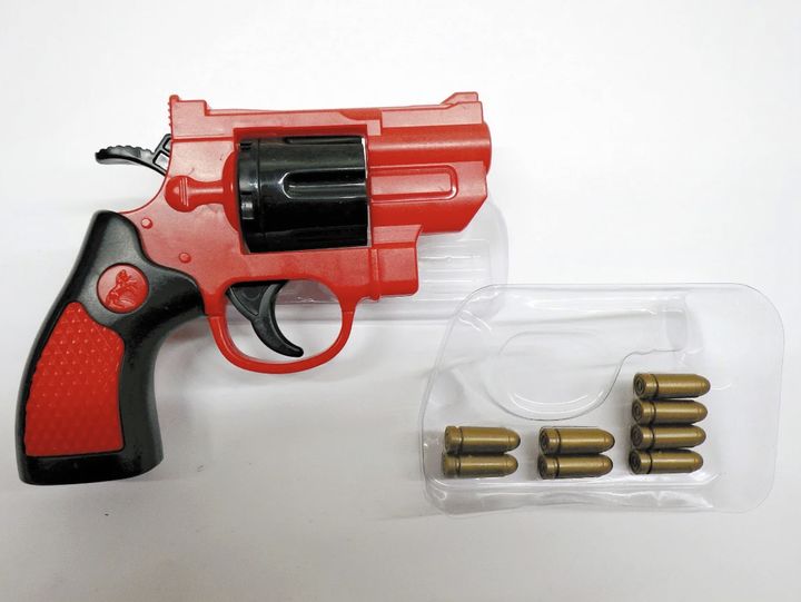 [서울=뉴시스] 일본 전역에서 실탄 발사가 가능한 중국산 플라스틱 장난감 권총이 유통되면서 일본 경찰이 긴급 회수에 나섰다. 사진은 해당 장난감 권총 '리얼 기믹 미니 리볼버'의 모습. (사진 = 요미우리신문 캡처) 2025.09.28. *재판매 및 DB 금지