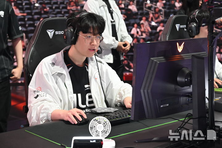 [인천=뉴시스] 윤정민 기자 = 리그 오브 레전드(LoL) e스포츠 한국 프로 리그 'LoL 챔피언스 코리아(LCK)' 팀 한화생명e스포츠의 '제우스' 최우제가 28일 오후 인천 중구 인스파이어 아레나에서 열린 2025 LCK 결승전에 앞서 장비를 점검하고 있다. 2025.09.28. alpaca@newsis.com