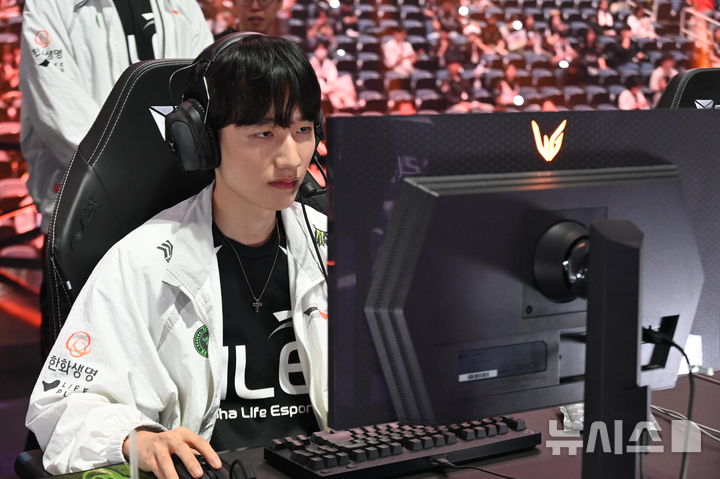 [인천=뉴시스] 윤정민 기자 = 리그 오브 레전드(LoL) e스포츠 한국 프로 리그 'LoL 챔피언스 코리아(LCK)' 팀 한화생명e스포츠의 '피넛' 한왕호가 28일 오후 인천 중구 인스파이어 아레나에서 열린 2025 LCK 결승전에 앞서 장비를 점검하고 있다. 2025.09.28. alpaca@newsis.com