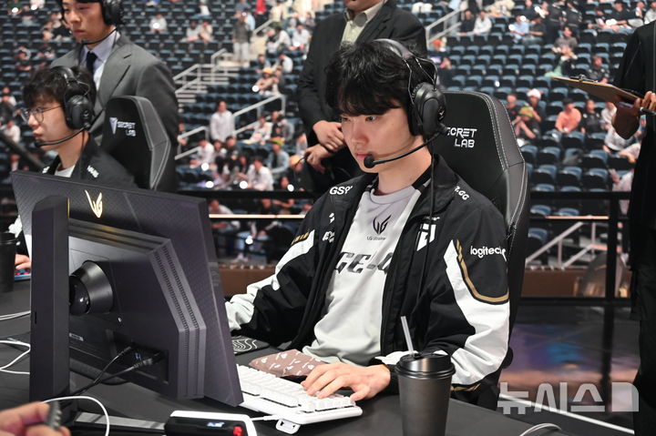 [인천=뉴시스] 윤정민 기자 = 리그 오브 레전드(LoL) e스포츠 한국 프로 리그 'LoL 챔피언스 코리아(LCK)' 젠지의 '쵸비' 정지훈이 28일 오후 인천 중구 인스파이어 아레나에서 열린 2025 LCK 결승전에 앞서 장비를 점검하고 있다. 2025.09.28. alpaca@newsis.com
