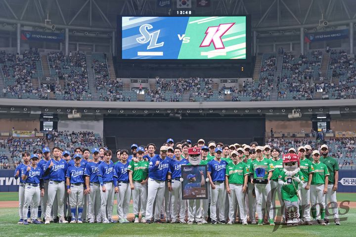 [서울=뉴시스] 삼성 라이온즈 오승환이 28일 고척스카이돔에서 열린 2025 신한 쏠뱅크 KBO리그 키움 히어로즈와의 경기를 앞두고 은퇴 투어 행사를 실시했다. (사진 = 키움 히어로즈 제공) *재판매 및 DB 금지