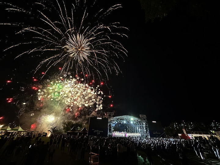 [대구=뉴시스] 대구 북구 산격대교 하단 둔치에서 열린 '2025 금호강 바람소리길 축제'에서 폭죽놀이가 펼쳐지고 있다. 뉴시스DB. 2025.09.30. photo@newsis.com *재판매 및 DB 금지