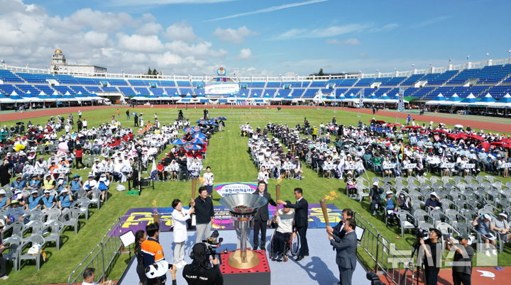 [포항=뉴시스] 송종욱 기자 = 포항시는 지난 27일 포항종합운동장에서 '제15회 포항시민체육대회'를 개최했다. 사진은 성화 점화 모습. (사진=포항시 제공) 2025.09.28. photo@newsis.com