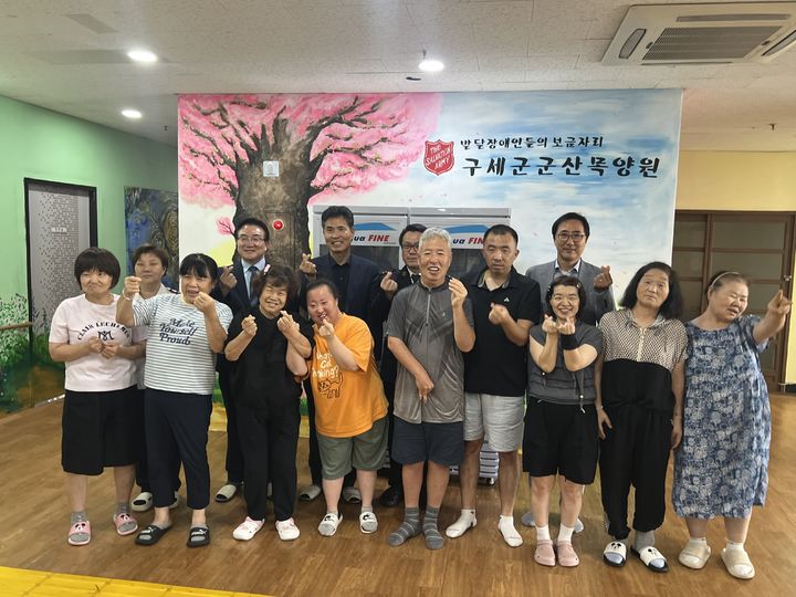 [군산=뉴시스] 더불어민주당 전북특별자치도당은 28일 오후 전북 군산시에 위치한 발달장애인 거주시설 '구세군군산목양원(원장 최석주)'과 청년발달장애인 자립지원기관인 사회적협동조합 '감사합니다(대표 김한희)'를 잇달아 방문해 관계자들의 노고를 격려했다. 2025.09.28 *재판매 및 DB 금지