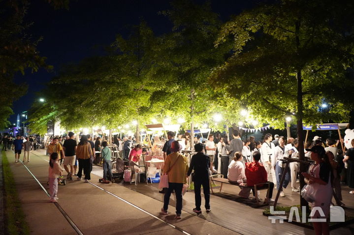 [포항=뉴시스] 송종욱 기자 = 포항시는 지난 26~27일 이틀간 철길 숲에서 '2025 힐링필링 포항 철길 숲 야행'을 개최했다. 사진은 철길 숲 야행 모습. (사진=포항시 제공) 2025.09.28. photo@newsis.com